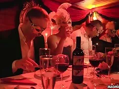Bionda video erotici italiani ingoia cazzi piccoli