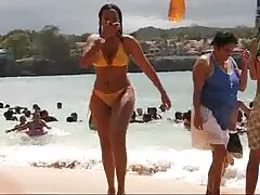 La ragazza ha un incredibile culo lucido, con il quale scorre l'olio caldo, film erotici italiani tube e ha anche un bel viso, otterrà un grosso cazzo e si saturerà.