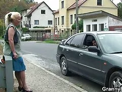 Hard troie scopata in tuta di lattice. Il ragazzo video film erotici italiani letteralmente non dà una pausa alle vergini, le scopa continuamente in ogni buco.