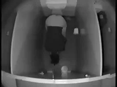 Uno dei ragazzi indossa un costume da orso, l'altro si avvolge con un asciugamano film porno sentimentali e cammina tra le file, tira fuori e gli mostra il suo cazzo.