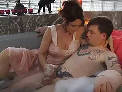 Sexy massaggi erotici italiani Heather Vandevoven si masturba la figa.