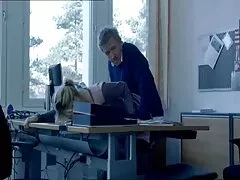 Tedesco bloccato nella bocca della bionda nel film porno sentimentali club.