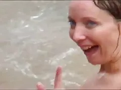 Il ragazzo sta film erotici italiani anni 80 scopando la figa pelosa di una donna giapponese di spessore, da cui i succhi scorrono abbondantemente.