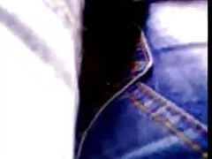 Sexy video amatoriali italiani erotici Ashlynn si masturba sul divano.